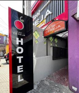 PoáHotel Cereja的在建筑物侧面有招牌的商店