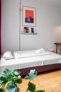 Postel nebo postele na pokoji v ubytování Flattering Suites