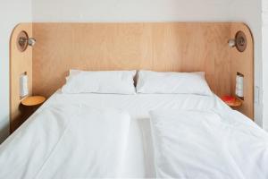 Postel nebo postele na pokoji v ubytování Flattering Suites