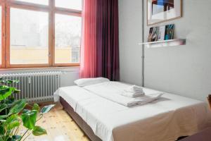 Postel nebo postele na pokoji v ubytování Flattering Suites