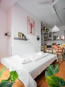 Postel nebo postele na pokoji v ubytování Flattering Suites