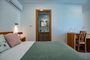 Postel nebo postele na pokoji v ubytování Jasmine Hotel