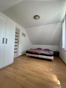 Łóżko lub łóżka w pokoju w obiekcie Domek u Beaty