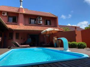 インベーにあるCasarão Espaçoso com Piscina e Churrasqueira Perfeito para Família e Amigosの家の前のウォータースライダー付きスイミングプール