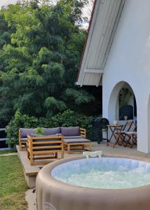 Zahrada ubytování Luxury Vineyard Retreat with Private Jacuzzi