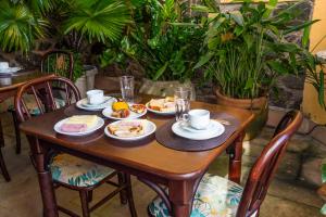 Una mesa de madera con platos de comida encima. en Hotel Pedra da Concha, en Salvador