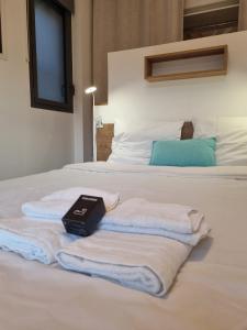 Letto o letti in una camera di La Fossette - T2 avec terrasse, parking et wifi