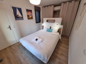 Letto o letti in una camera di La Fossette - T2 avec terrasse, parking et wifi