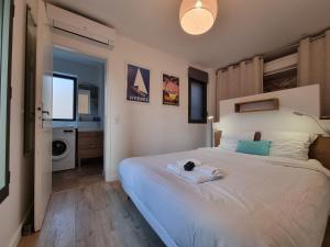 Letto o letti in una camera di La Fossette - T2 avec terrasse, parking et wifi