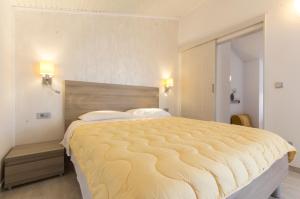 Uma cama ou camas num quarto em Alison Apartments