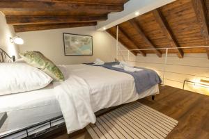 - duże białe łóżko w pokoju z drewnianym sufitem w obiekcie Nautical apartment old Town Zadar - with roof terrace w mieście Zadar