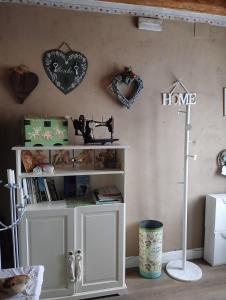 a room with a shelf with two hearts on the wall at La Casetta Retrò in Este