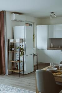 Kuchyňa alebo kuchynka v ubytovaní Modern 1-Bedroom Apartment ǀ AC, Free Parking + 16 fotografií