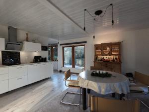 Nhà bếp/bếp nhỏ tại Schwedenhaus in Sandhatten