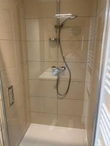 a shower with a glass door in a bathroom at Appartement 6 personnes pied des pistes in Les Deux Alpes