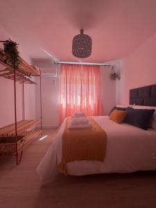 En eller flere senge i et værelse på Apartamento Anita Ronda + 15 billeder