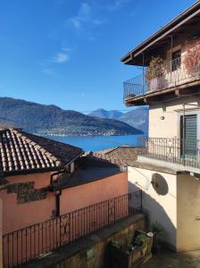 サーレ・マラジーノにあるLAKEly Nestのバルコニー付きの建物、湖を背景にした建物 +15枚の写真