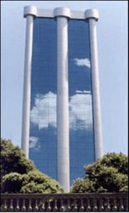 Dos altas torres de metal con nubes en el cielo en Diamond Hotel en Río de Janeiro