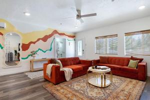 Istumisnurk majutusasutuses 9BR 6BA Amenity Filled with Pool, Sauna, Ping Pong, Game Room and More