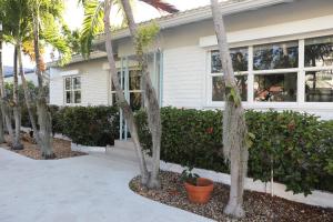 Taman di luar Charming beach house with beautiful garden