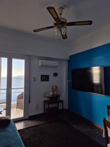 TV a/nebo společenská místnost v ubytování Captain's home loutraki