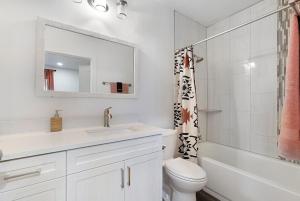 Vannituba majutusasutuses 9BR 6BA Amenity Filled with Pool, Sauna, Ping Pong, Game Room and More