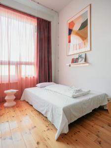 Postel nebo postele na pokoji v ubytování Flattering Suites