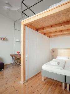 Postel nebo postele na pokoji v ubytování Flattering Suites