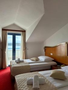 Postel nebo postele na pokoji v ubytování Hotel Bavaria Trogir + 37 fotografií