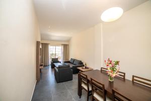 Area soggiorno di Helios Bay Hotel and Suites