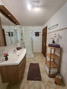 Koupelna v ubytování Gästehaus Radlerhof + 24 fotografií