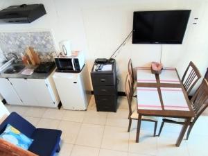 a small kitchen with a table and a microwave at Stilo Duplex En Punta Carretas in Montevideo +6 photos