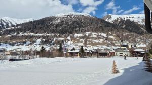 um grupo de pessoas a esquiar numa montanha coberta de neve em Quiet corner with charm in Obergesteln em Obergesteln
