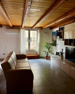 een woonkamer met een bank en een televisie bij Casa Whitaker in Palermo