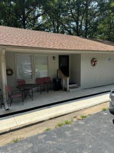 una veranda riparata con tavolo e sedie di 5 Vaqueria Lane a Hot Springs Village