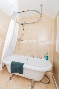 Koupelna v ubytování Charming Getaway - 3BR Home in the Heart of Chester
