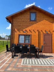 a table and chairs in front of a building at Fuledzki domek letniskowy in Fuleda