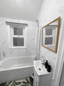 Ένα μπάνιο στο Spacious 4 Bedroom With Free Parking, Games & Fast WiFi - Near MKM Stadium, Royal Infirmary Hospital -Sleeps 8 Ideal for Contractors, Families & Workers +5 φωτογραφίες