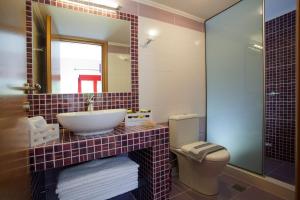 Koupelna v ubytování Exanthia Villas