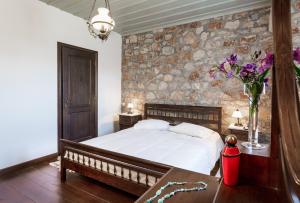A bed or beds in a room at Klymeni Traditional Homes