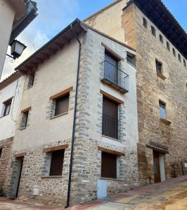 un edificio in mattoni con finestre e balcone di CASA LA ABUELA a Olocau del Rey