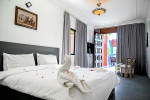 Postel nebo postele na pokoji v ubytování Qodwa Palace Riad & SPA