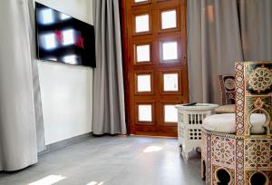 TV a/nebo společenská místnost v ubytování Qodwa Palace Riad & SPA