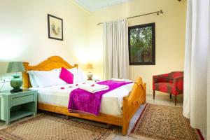 Postel nebo postele na pokoji v ubytování Qodwa Palace Riad & SPA