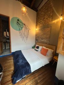 a bedroom with a bed and a wall with a bird on it at Socialtel Candelaria Bogotá in Bogotá