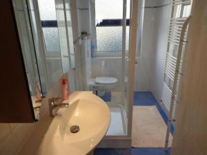a bathroom with a sink and a shower and a toilet at Appartments Yalcin Hannover Laatzen Nähe Messe in Hannover