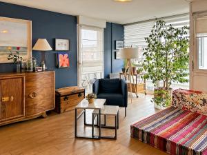 a living room with a couch and a table at Charmant logement avec vue jardin - proche du métro in Asnières-sur-Seine +24 photos