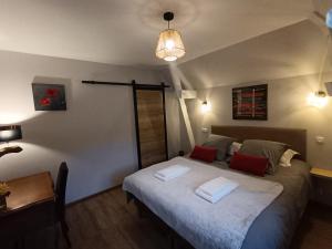 Llit o llits en una habitació de Chambres d'hôtes BELLE-VUE -Vue sur château