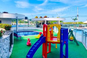 a pool with a slide and a playground at Apartamento em Arraial do Cabo- Vista Mar, Piscina e Churrasqueira Privativa na Varanda a 50 m da Praia in Arraial do Cabo