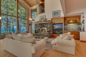 Χώρος καθιστικού στο Rubicon Bay Lakefront by Tahoe Getaways - 4BR with Bonus Room, Private Pier, Buoy & Beach Access